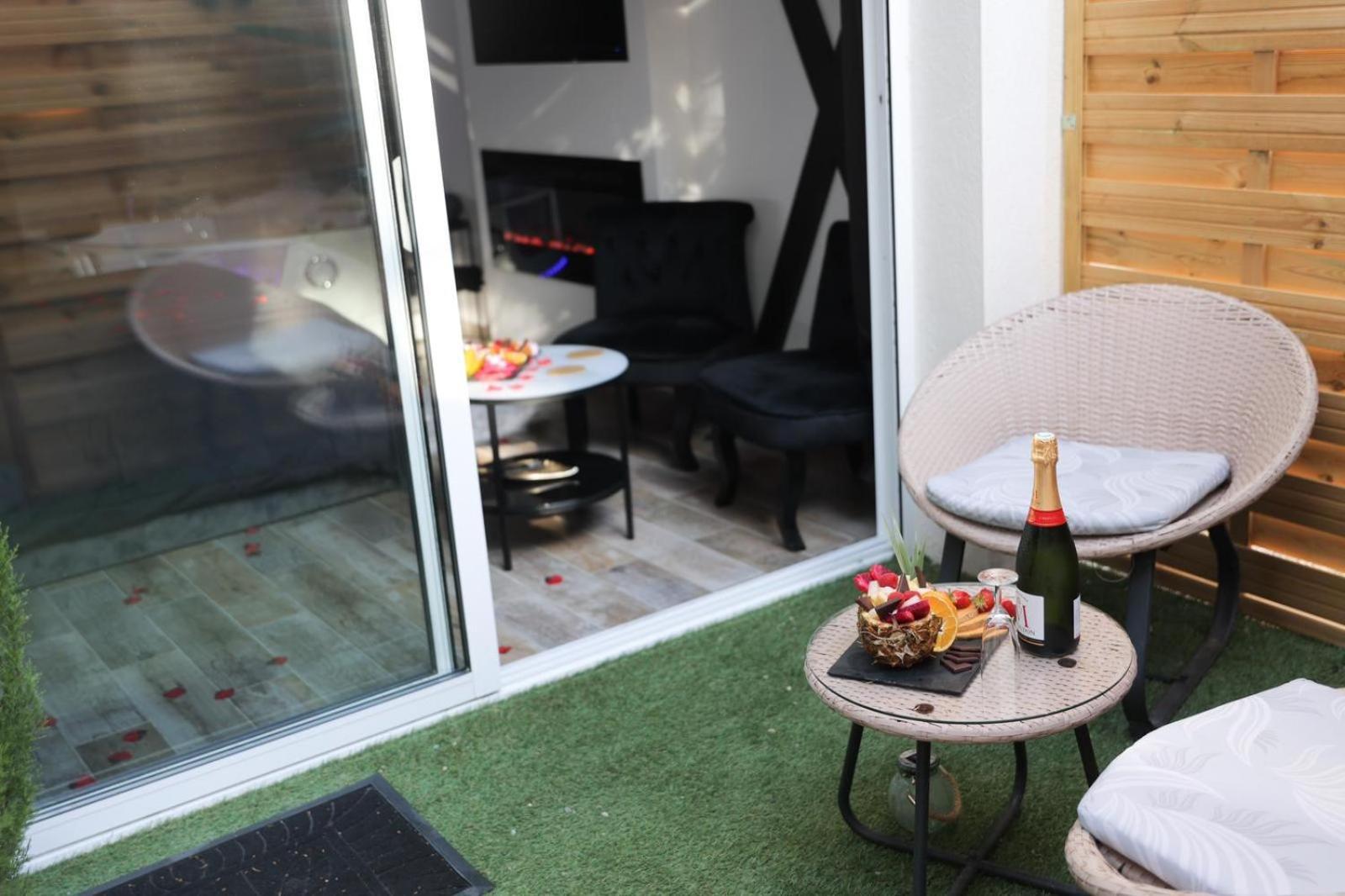 Loft, Studio And Love Rooms Bourg-Saint-Christophe Habitación foto